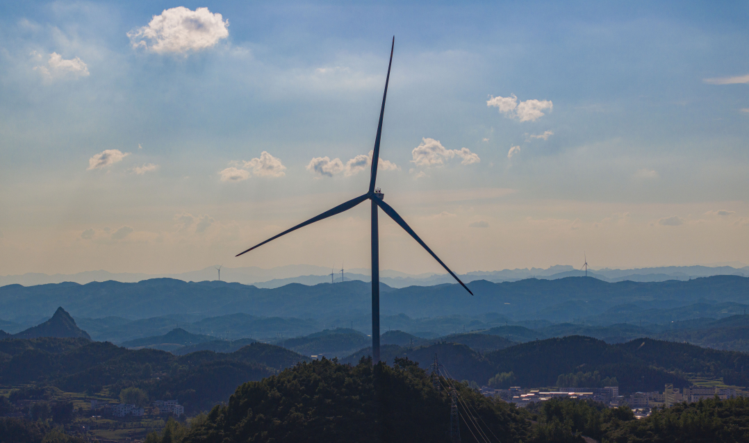 2024年8月6日，在貴州省銅仁市萬山區(qū)高樓坪鄉(xiāng)拍攝的風(fēng)力發(fā)電大風(fēng)車。（葉順強(qiáng) 攝） (3).jpg