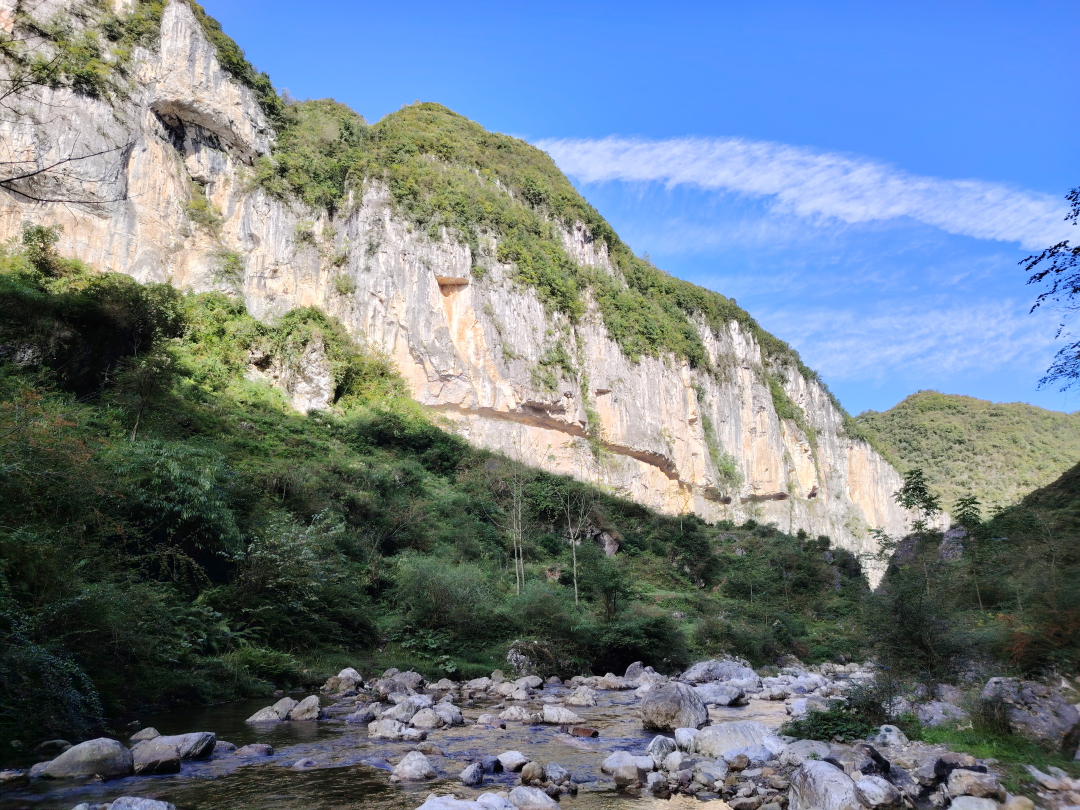 遙看石板河村掛壁公路。劉虹艷 攝.jpg